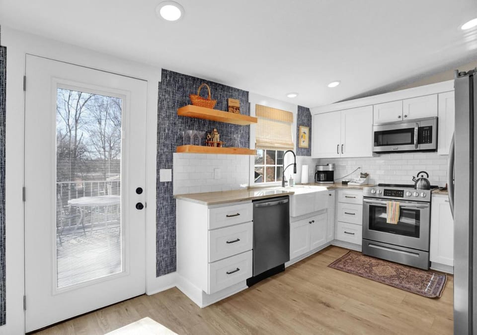 Coffee/tea facilities, dishwasher, oven, stove, kitchen