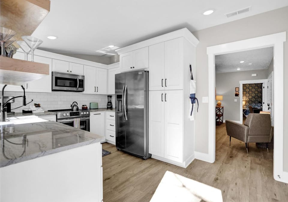 Coffee/tea facilities, microwave, oven, stove, toaster, kitchen