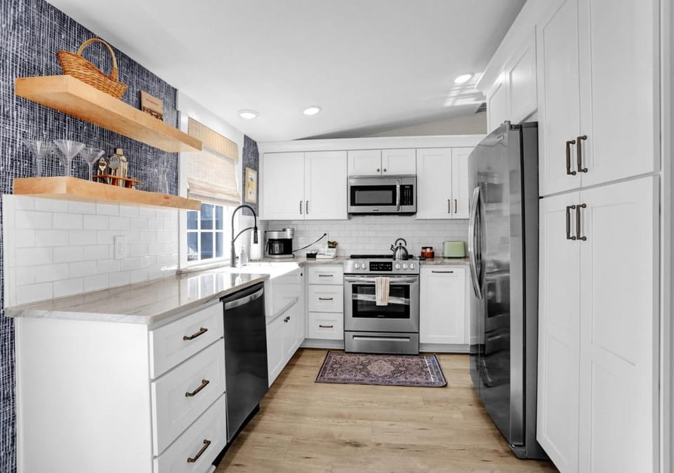 Coffee/tea facilities, microwave, oven, stove, toaster, kitchen