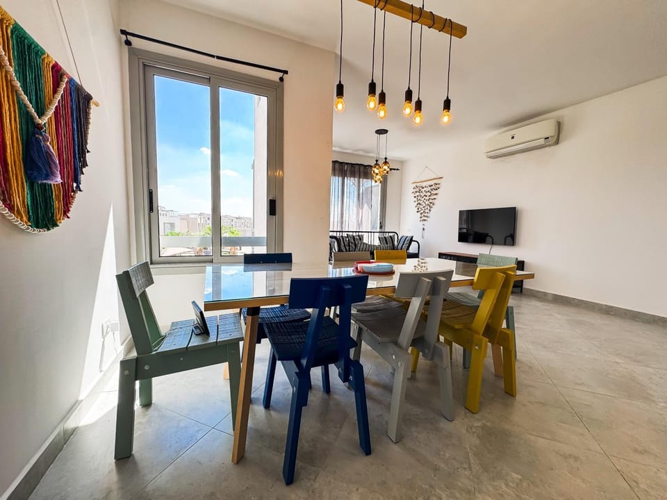 TV and multimedia, Living room, Seating area, air conditioner