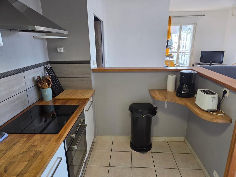 Coffee/tea facilities, Kitchen or kitchenette, oven, stove, toaster