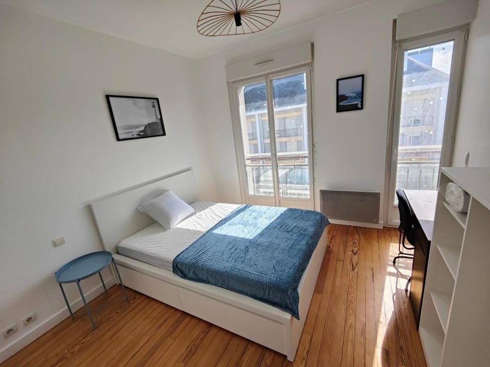 Bed, Photo of the whole room, Seating area, Bedroom, City view, heating, internet, storage
