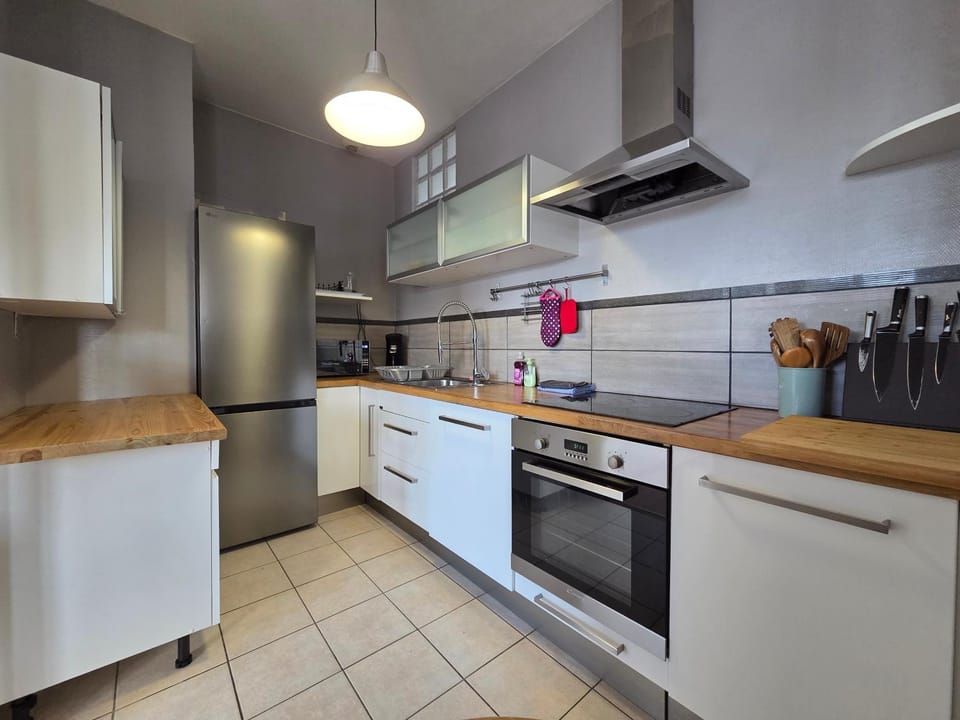 Kitchen or kitchenette, dishwasher, oven, stove