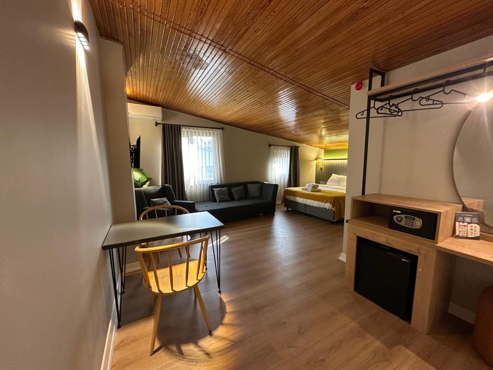 Bed, Photo of the whole room, Seating area, Bedroom