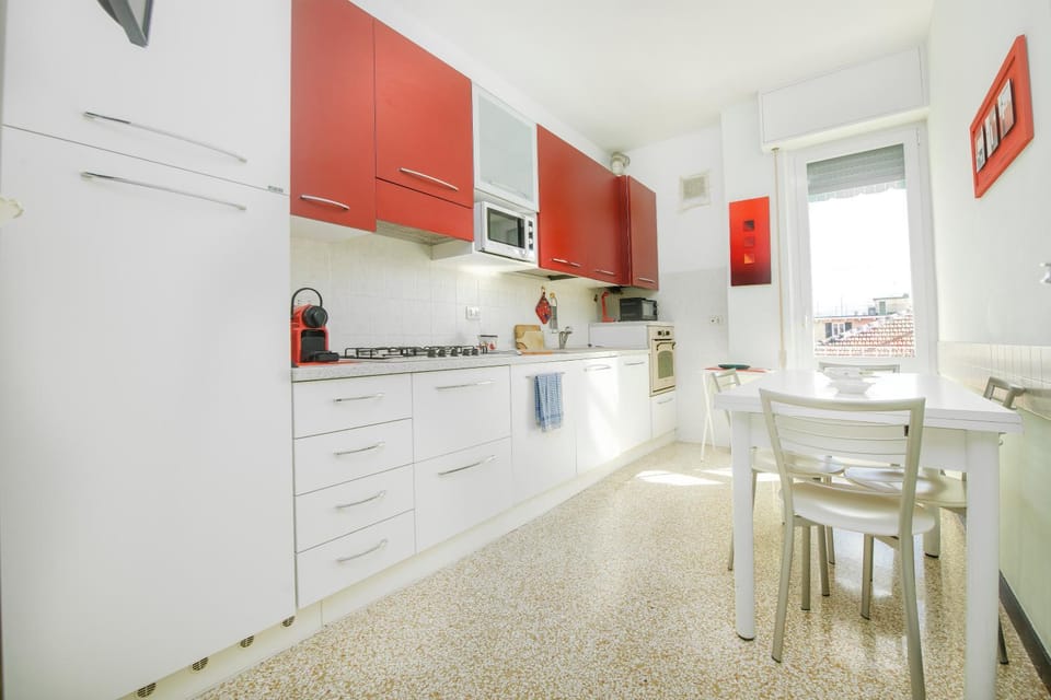 Kitchen or kitchenette, Dining area, oven, stove