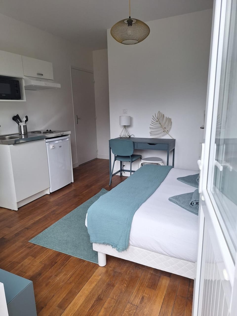 Bed, Kitchen or kitchenette, Bedroom, stove