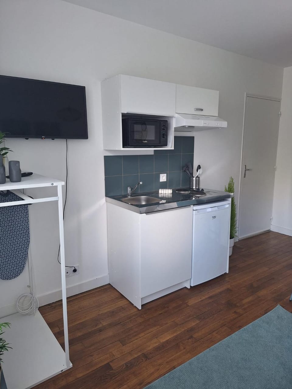 TV and multimedia, Kitchen or kitchenette, microwave, storage
