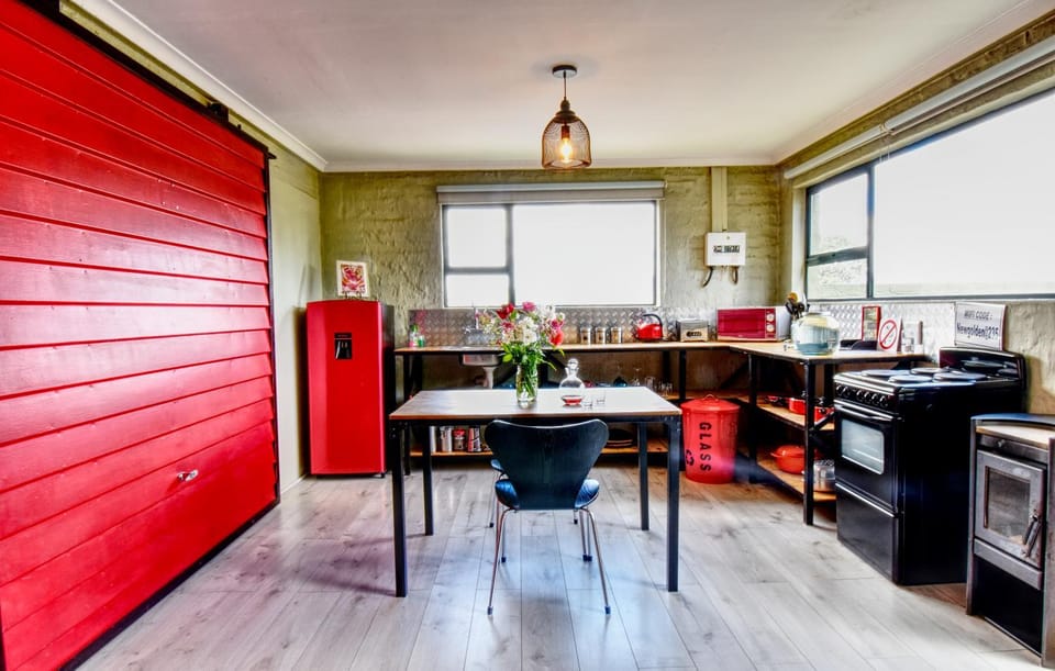 Coffee/tea facilities, Kitchen or kitchenette, Dining area