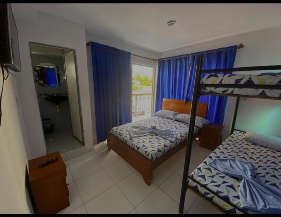 Bed, TV and multimedia, Photo of the whole room, Bedroom, towels