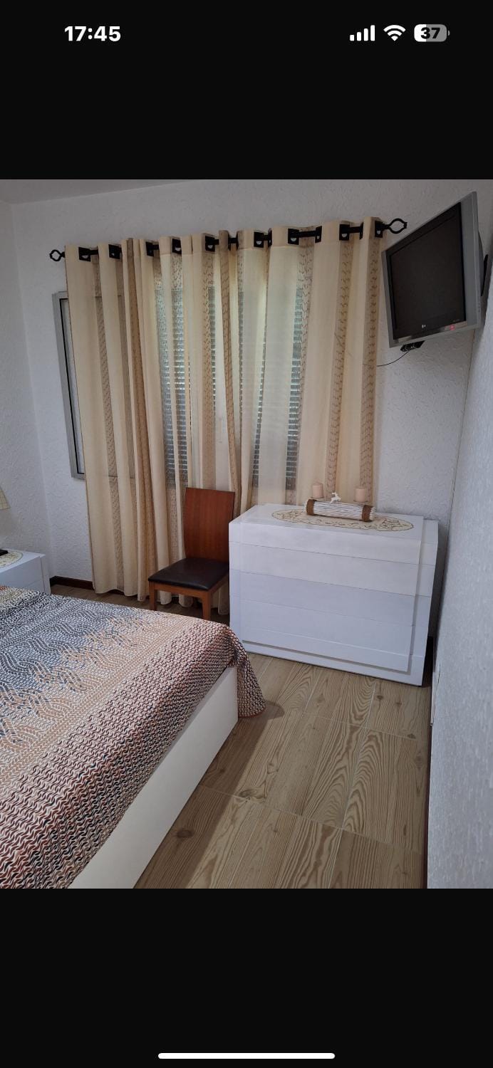 Bed, TV and multimedia, Bedroom