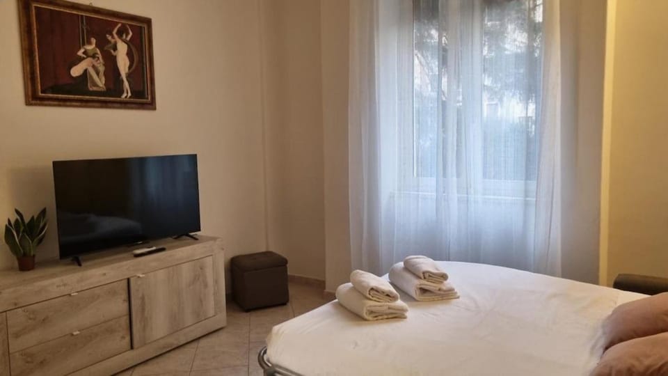 Bed, TV and multimedia, Photo of the whole room