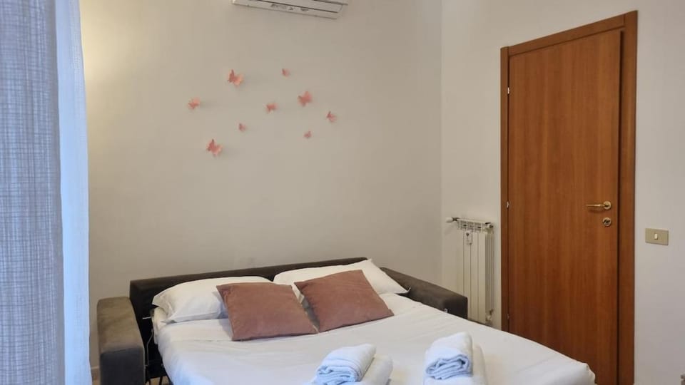 Bed, Photo of the whole room, Bedroom, towels, air conditioner