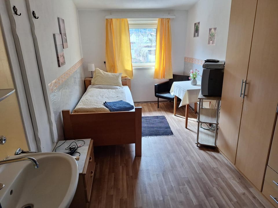 Bed, Photo of the whole room, Seating area, Bedroom, towels