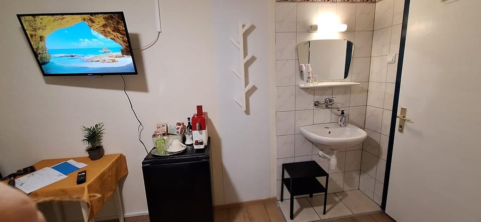TV and multimedia, Coffee/tea facilities, Photo of the whole room, minibar