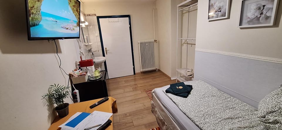 Bed, TV and multimedia, Photo of the whole room, Bedroom, towels
