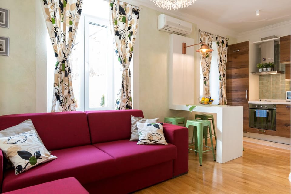 Kitchen or kitchenette, Living room, Seating area, Dining area, City view