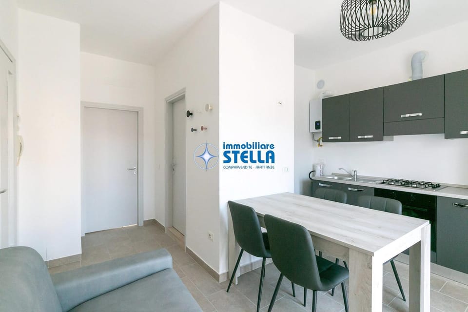 Kitchen or kitchenette, Dining area, stove