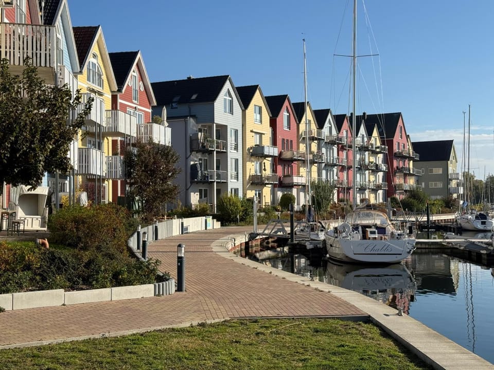 Property building, Neighbourhood, River view, Location