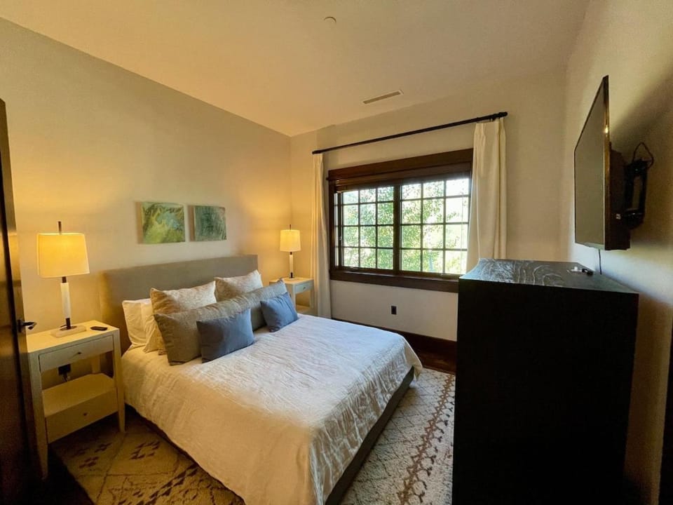 Deer Valley Empire Pass Slopeside Luxury Condo Apartment in Park City