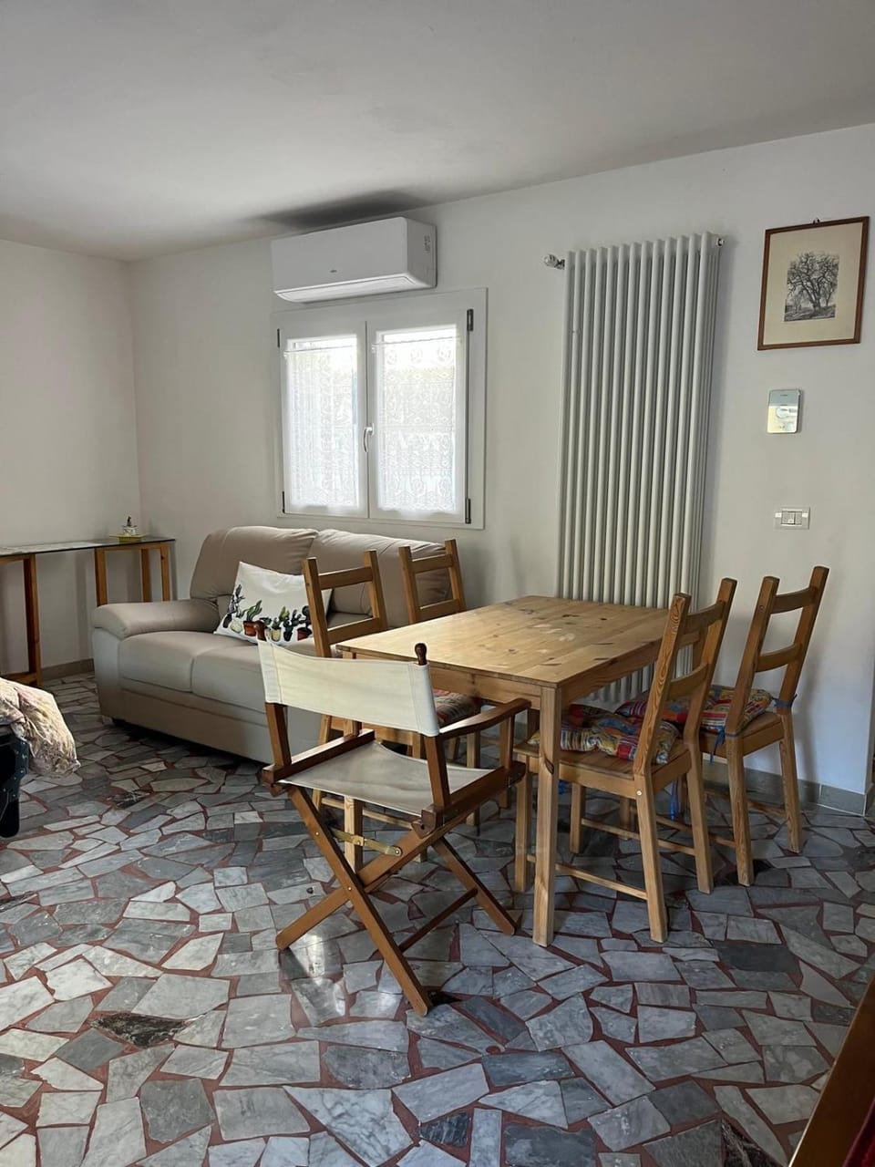 Bed, Living room, Photo of the whole room, Seating area, Dining area, Bedroom