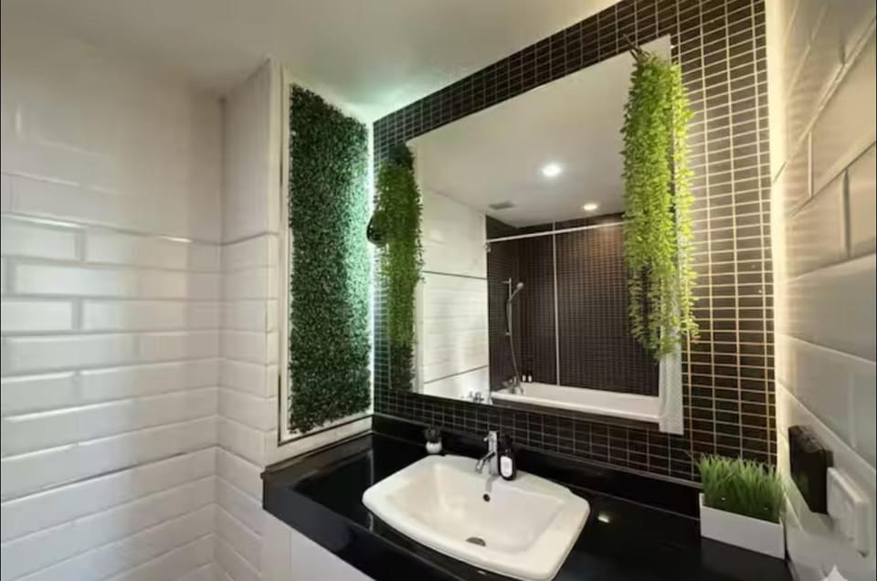 City Center Nana 4-Guest Suite 100m Nana BTS Apartment in Bangkok