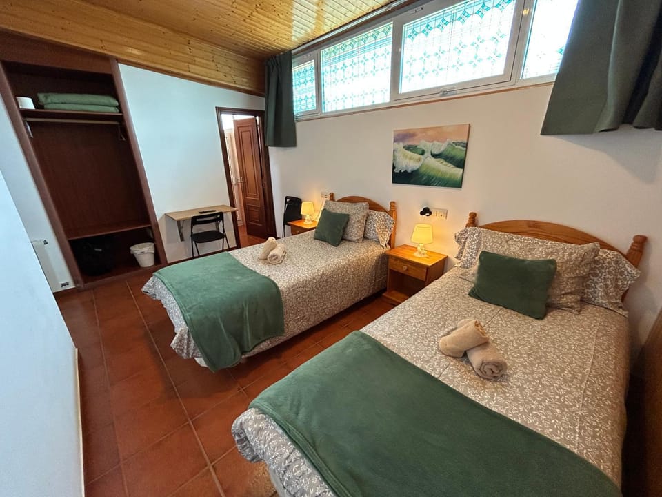 Bed, TV and multimedia, Photo of the whole room, Bedroom, towels