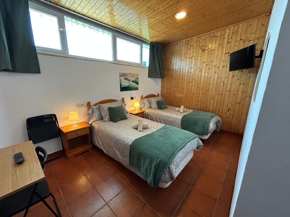 Bed, TV and multimedia, Photo of the whole room, Bedroom, towels
