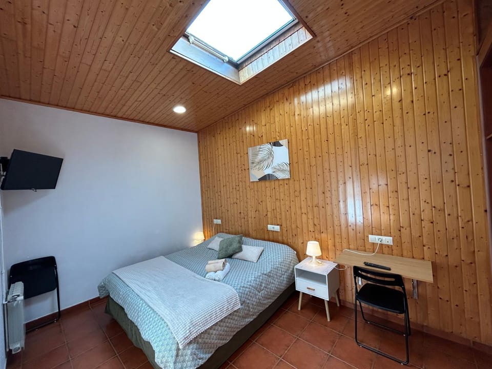 Bed, TV and multimedia, Photo of the whole room, Bedroom