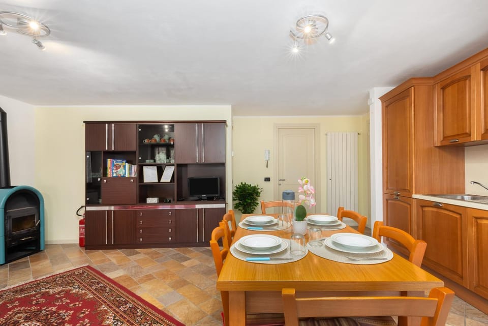 Kitchen or kitchenette, Living room, Seating area, Dining area, oven, stove