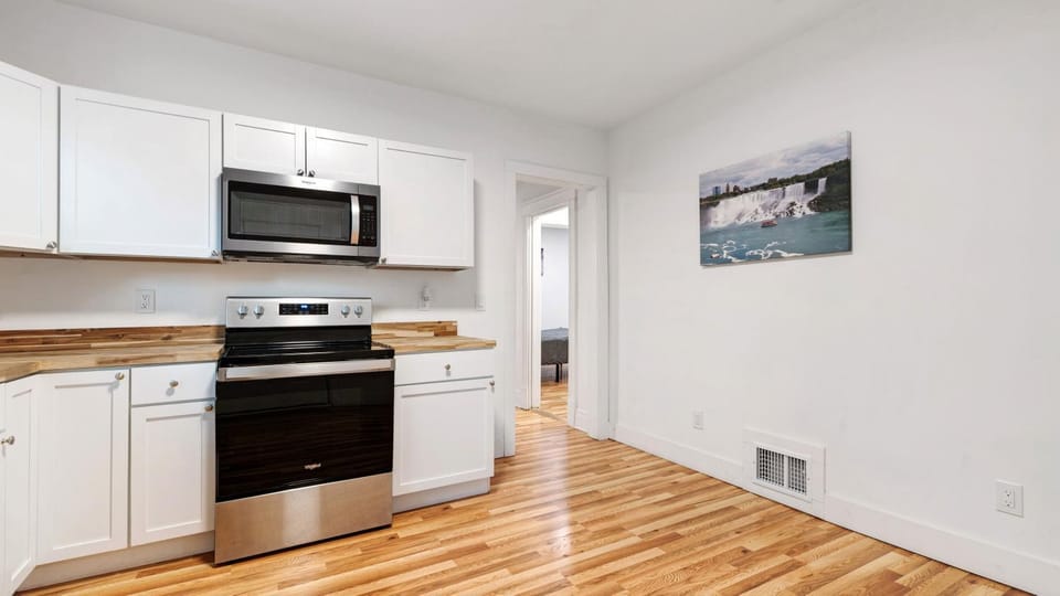 6 bedroom House Short Walk to Niagara Falls House in Niagara Falls