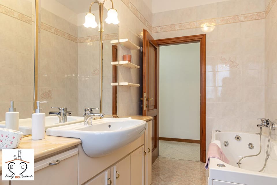 Bathroom, Bath, towels