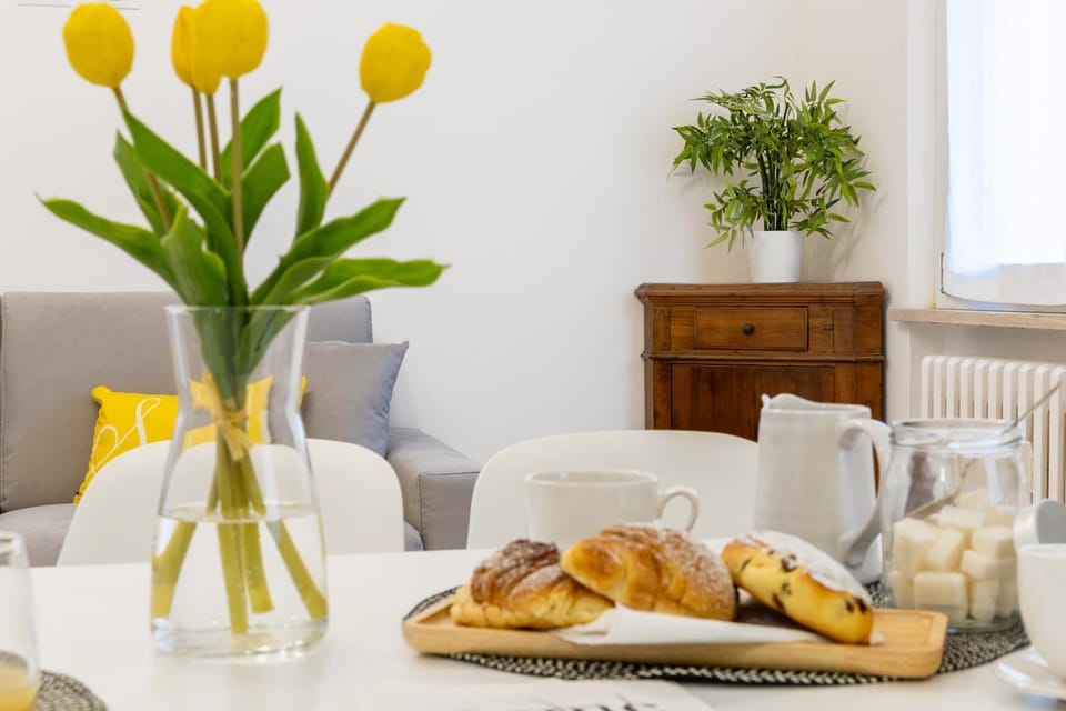 Living room, Food and drinks, Dining area, Logo/Certificate/Sign, Food, Breakfast, Continental breakfast, Lunch, Dinner, Drinks, Certificate/Award