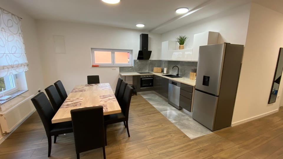 Kitchen or kitchenette, Dining area, oven, stove