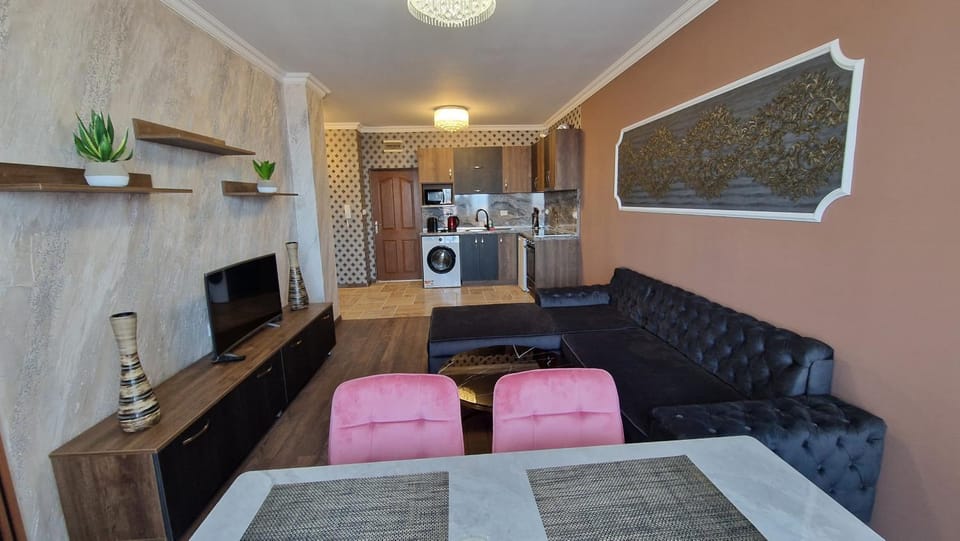 Communal lounge/ TV room, TV and multimedia, Kitchen or kitchenette, Living room, Photo of the whole room, Seating area, Dining area, oven, air conditioner