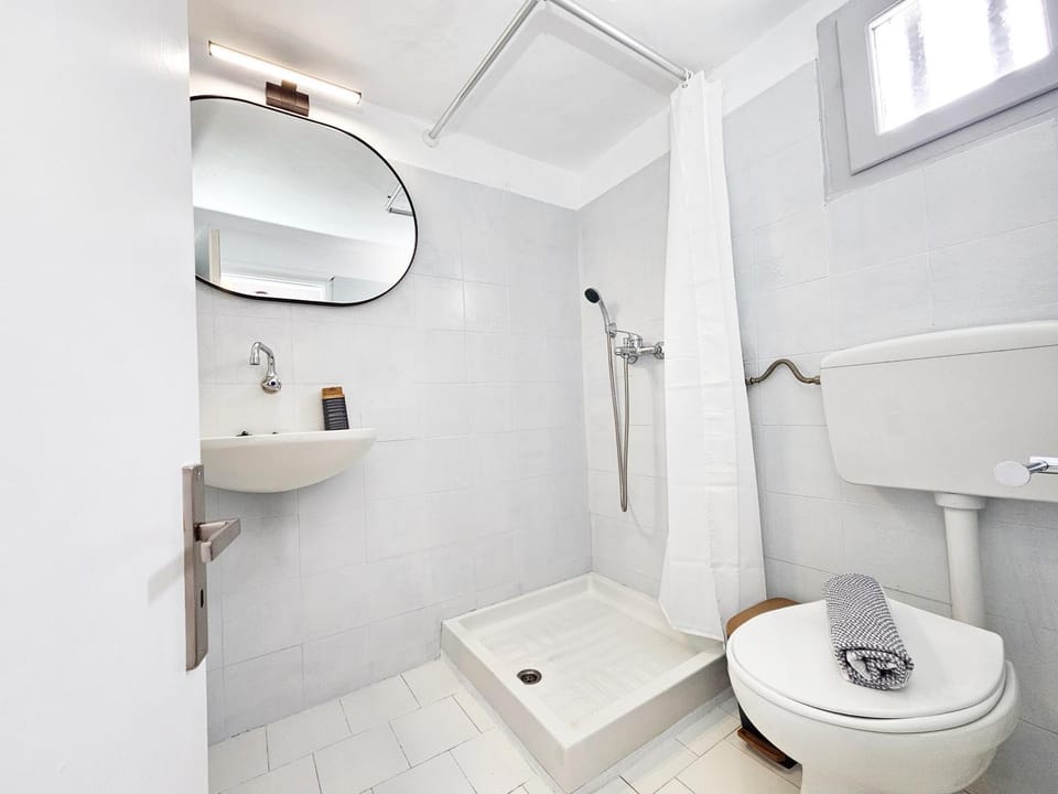 Shower, Toilet, Bathroom, towels