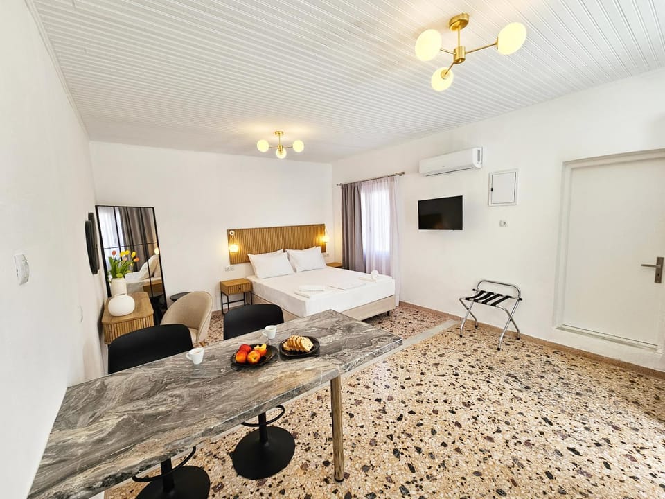 Bed, TV and multimedia, Photo of the whole room, Bedroom