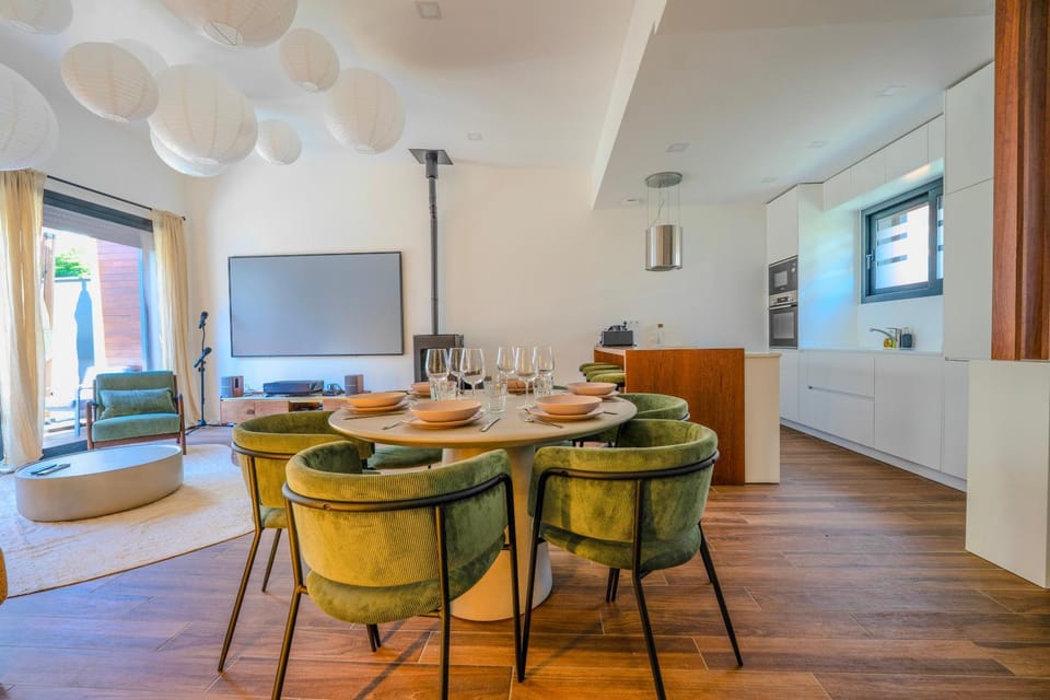 TV and multimedia, Living room, Seating area, Dining area