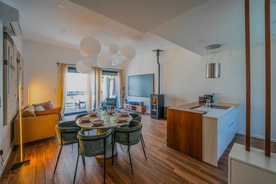Kitchen or kitchenette, Seating area, Dining area