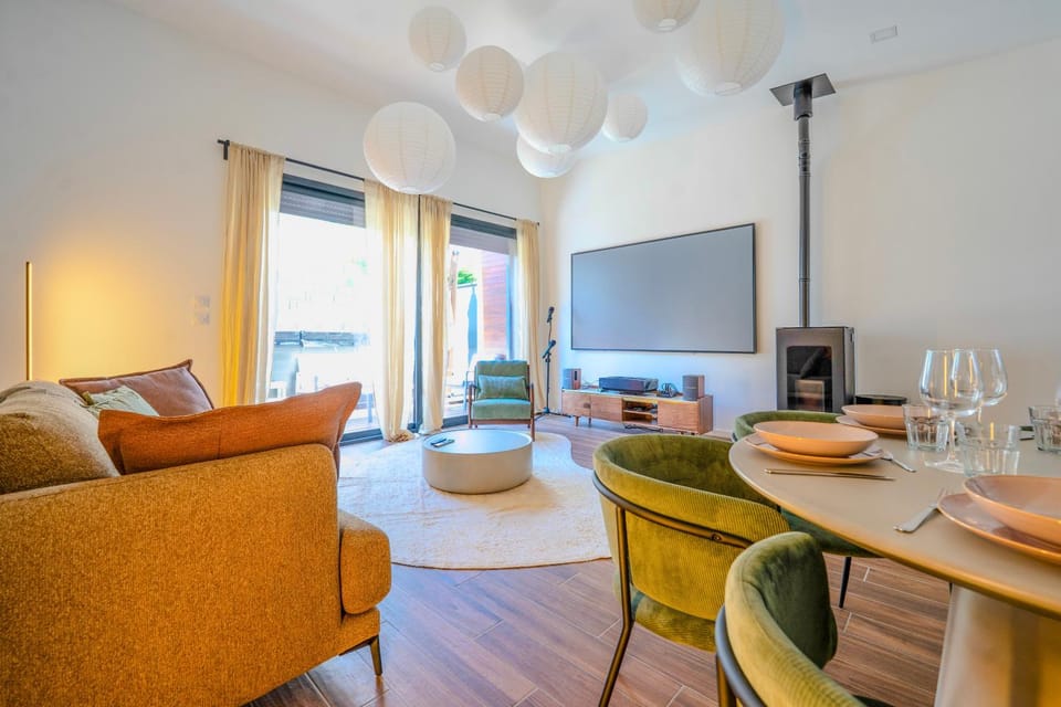 Communal lounge/ TV room, TV and multimedia, Living room, Seating area, Dining area