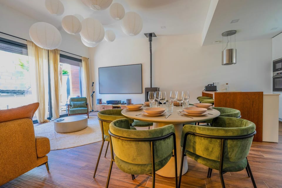 TV and multimedia, Living room, Seating area, Dining area, Evening entertainment