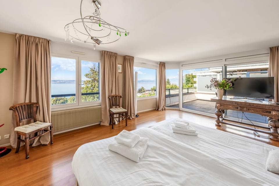Balcony/Terrace, Photo of the whole room, Bedroom, Lake view