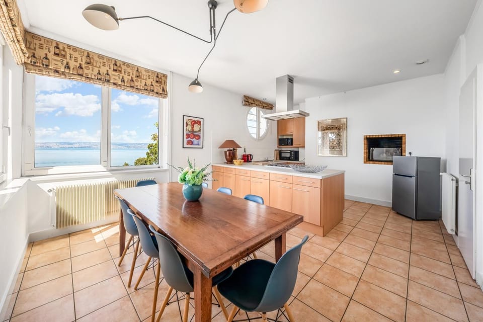 Kitchen or kitchenette, Dining area, oven, stove