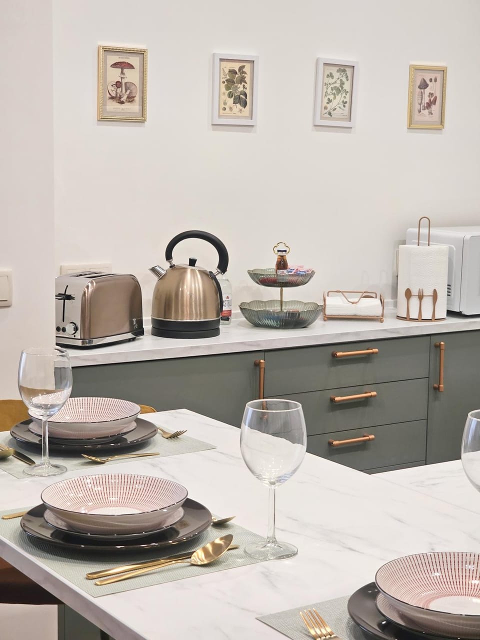 Coffee/tea facilities, Kitchen or kitchenette, Dining area