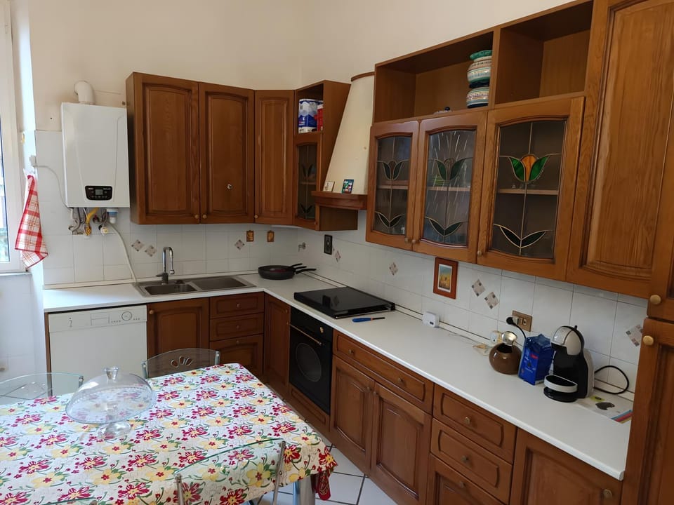 Coffee/tea facilities, Kitchen or kitchenette, stove