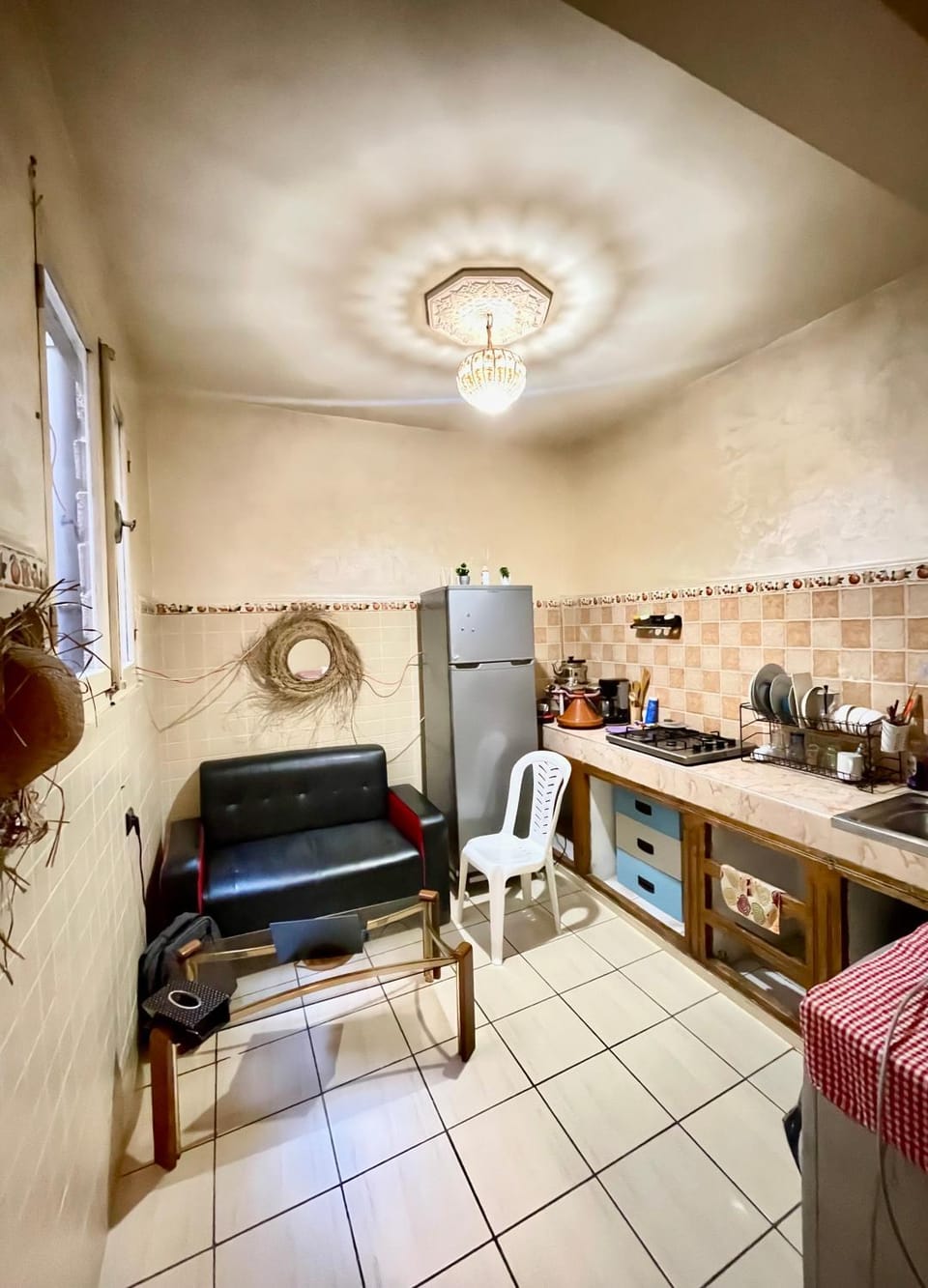 Kitchen or kitchenette, Seating area, Dining area, oven