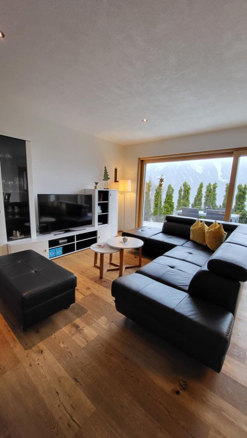 Communal lounge/ TV room, TV and multimedia, Living room, Seating area, Evening entertainment