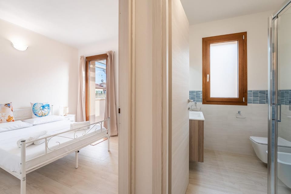 Bed, Bathroom, Photo of the whole room, Bedroom, towels