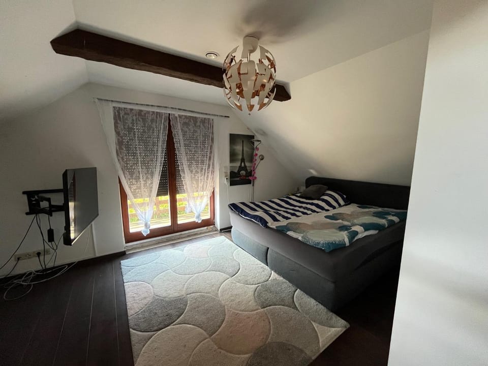 Bed, TV and multimedia, Photo of the whole room, Bedroom