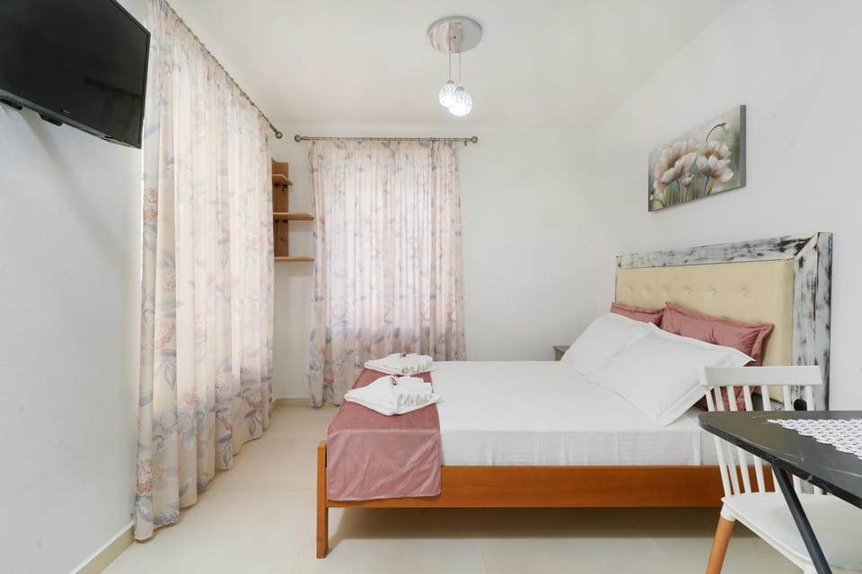 Bed, TV and multimedia, Bedroom, towels