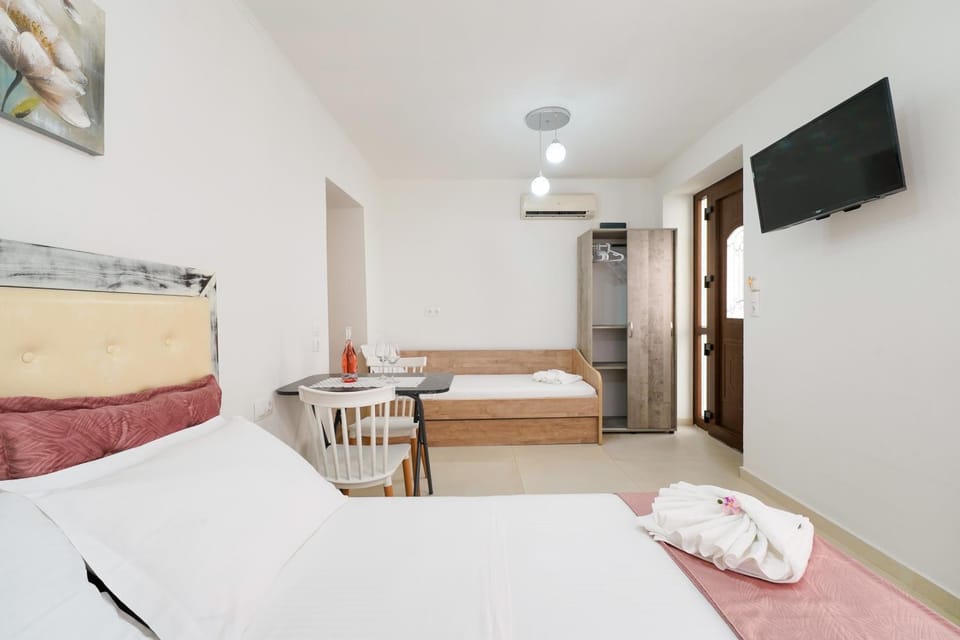 Bed, TV and multimedia, Photo of the whole room, Bedroom, towels